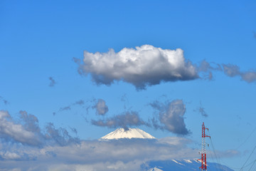 富士山上空を覆う雲と降り注ぐ陽射し