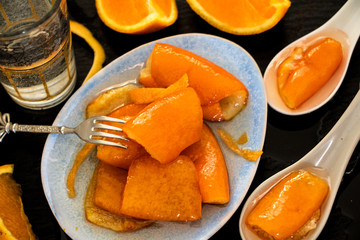 traditionelle griechische süßspeise, glyko koutaliou, in Sirup eingelegte früchte