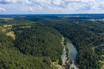 Blick von oben auf enen Stausee in der Nähe von Pottenstein/Deutschland in der Fränkischen Schwiez