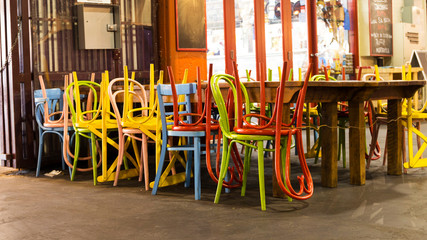 Fototapeta na wymiar Bunte Stühle in einem Restaurant
