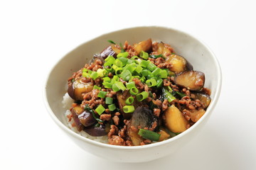 ナス挽肉丼