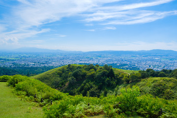 Fototapeta na wymiar 若草山山頂からの眺め　奈良県奈良市　市街地　2019年8月　夏