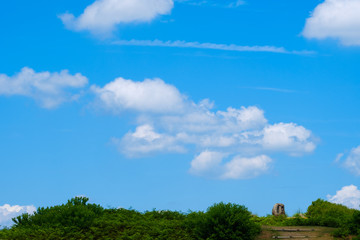 Obraz premium 【写真素材】 青空 空 雲 夏の空 背景 背景素材 8月 コピースペース 