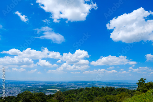 写真素材 青空 空 雲 夏の空 奈良 市街地 若草山 背景 背景素材 8月 コピースペース Wall Mural Rummy Rummy