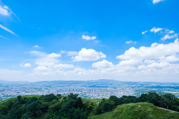 【写真素材】夏の若草山から見た奈良の街　 青空　空　雲　夏の空　背景　背景素材　8月　コピースペース　