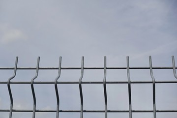 Gitter eines Zaunes gegen den Himmel