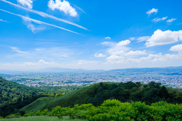 【写真素材】夏の若草山から見た奈良の街　 青空　空　雲　夏の空　背景　背景素材　8月　コピースペース　