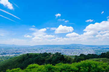 Obraz premium 【写真素材】夏の若草山から見た奈良の街 青空 空 雲 夏の空 背景 背景素材 8月 コピースペース 