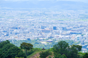 若草山と奈良の街と休憩する観光客