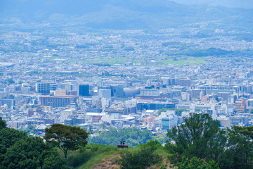 若草山と奈良の街と休憩する観光客