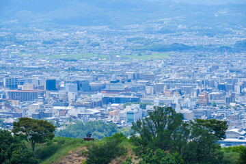若草山と奈良の街と休憩する観光客