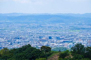 若草山と奈良の街と休憩する観光客