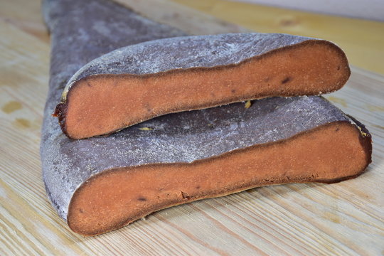 La bottarga &egrave; un alimento costituito dall'ovario del pesce, le cui uova vengono salate ed essiccate con procedimenti tradizionali. Viene ricavata dalle uova del tonno. Tipico alimento della Sicilia