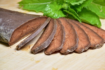 La bottarga è un alimento costituito dall'ovario del pesce, le cui uova vengono salate ed essiccate con procedimenti tradizionali. Viene ricavata dalle uova del tonno. Tipico alimento della Sicilia