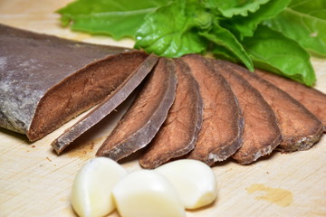 La bottarga è un alimento costituito dall'ovario del pesce, le cui uova vengono salate ed essiccate con procedimenti tradizionali. Viene ricavata dalle uova del tonno. Tipico alimento della Sicilia