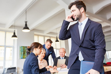 Gründer telefoniert mit dem Smartphone