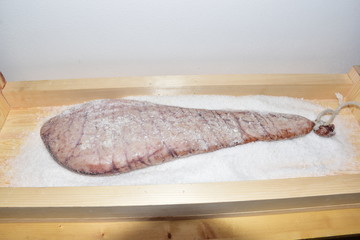 Salagione delle uova di tonno, bottarga. Uova di tonno sotto sale