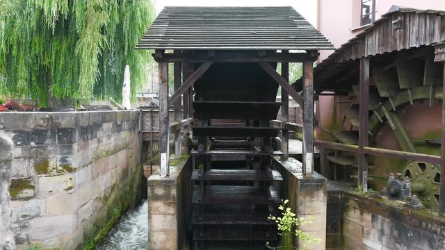 In Betrieb befindliches altes Wasserm&uuml;hlrad aus Holz