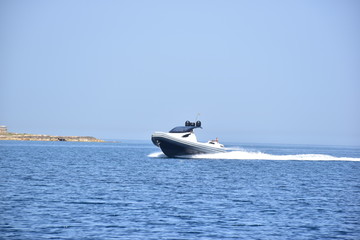 moderno motoscafo  che sfreccia sul mare, gommone a motore