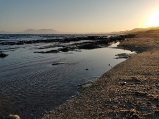 Meer, Beach, Strand, Sand, Wasser, Sonne, Himmel, Horizont, Urlaub, Stein ins Wasser