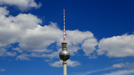 Naklejka premium imposanter Fernsehturm in Berlin ist ein weit sichtbares Wahrzeichen