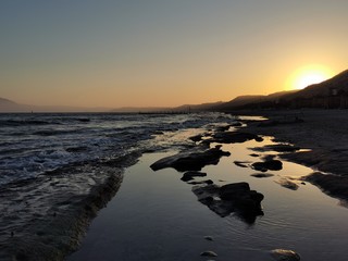 Fototapeta na wymiar Meer, Beach, Strand, Sand, Wasser, Sonne, Himmel, Horizont, Urlaub, Stein ins Wasser