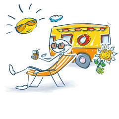Strichfigur sitzt im Liegestuhl vor einem Wohnwagen in den Urlaub
