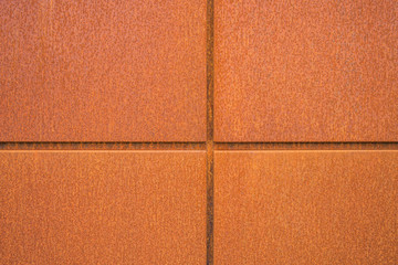 Cortenstahl Hintergrund Fassadenplatten aus Eisenblech closeup mit Rost im Industrie Stil -...