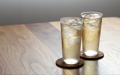 ハイボール　タンブラーとコルクコースター