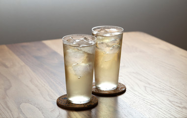 ハイボール　タンブラーとコルクコースター