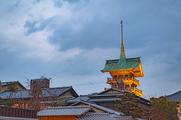 京都 大雲院祇園閣と東山の夕景