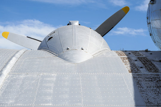 Douglas DC-3 linke Tragfl&auml;che und Motorgondel vom Querruder her fotografiert
