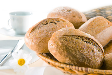 Roggenbrötchen im Korb