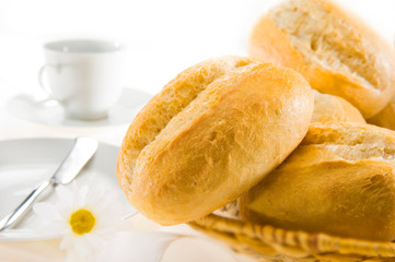 Weizenbrötchen auf dem Tisch im Korb