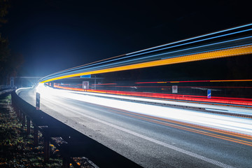 Bei Nacht auf einer deutschen Autobahn