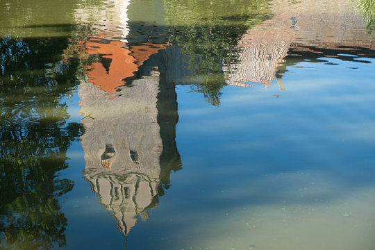Spiegelung Rothenburger Tor im Rothenburger Weiher in Dinkelsb&uuml;hl