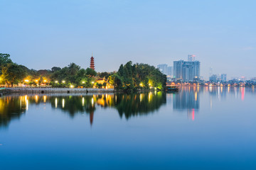 Fototapeta premium Pagoda Tran Quoc w czasie zachodu słońca, najstarsza świątynia w Hanoi w Wietnamie. Pejzaż Hanoi.