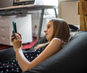 nachdenkliches  Mädchen mit smartphone