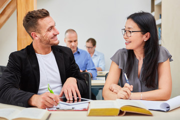 Studenten in einem Uni Seminar lernen zusammen