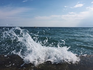 Naklejka premium a wave breaking on a breakwater beautifully rose above him in a slow motion Processed with VSCO with hb2 preset