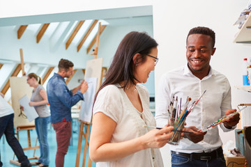 Naklejka premium Kunststudenten in einem Malerei Workshop