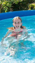junges Mädchen badet im pool