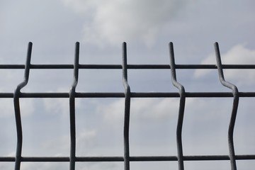 Gitter gegen den Himmel - gross