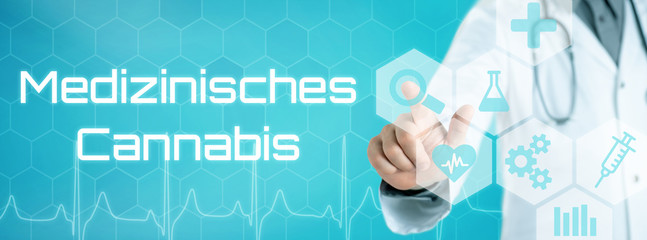 Arzt mit futuristischem Interface - Medizinisches Cannabis