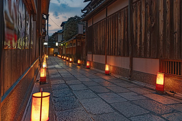 京都 東山 夕暮れの石塀小路
