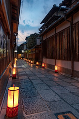 Fototapeta premium 京都 東山 夕暮れの石塀小路