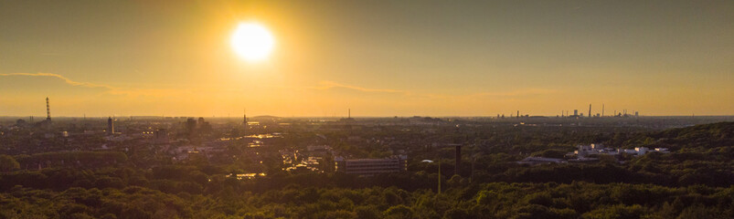 Panorama der Duisburger Skyline bei tiefstehender Sonne aus der Luft
