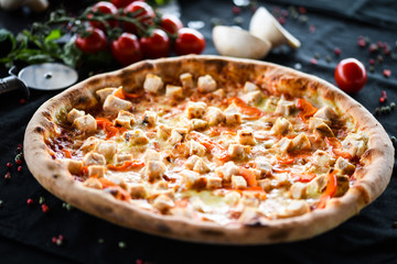Obraz na płótnie Canvas italian fresh pizza with chicken & tasty vegetables