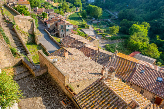 Vista di edifici e della torre campanaria di Onano, Viterbo, Lazio, Italia