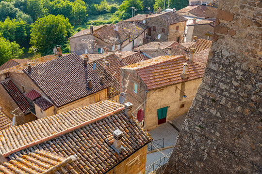 Vista di edifici e della torre campanaria di Onano, Viterbo, Lazio, Italia